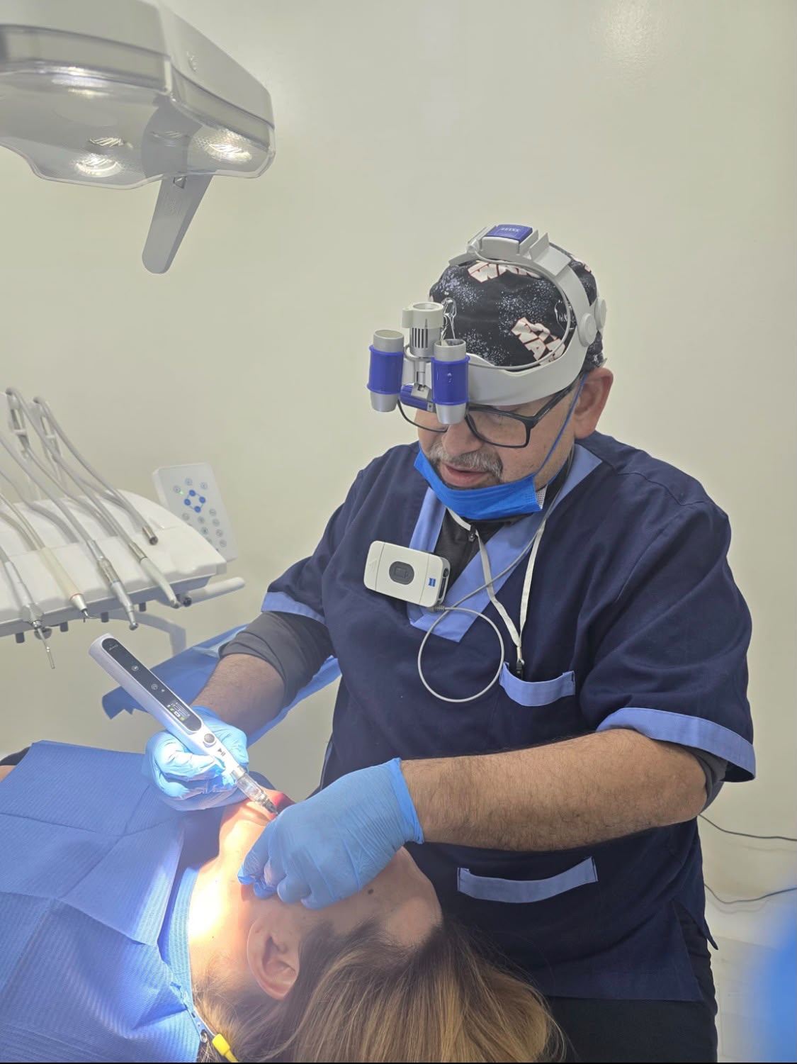 Dr. Armando Jaime trabajando con magnificación durante una atención clínica