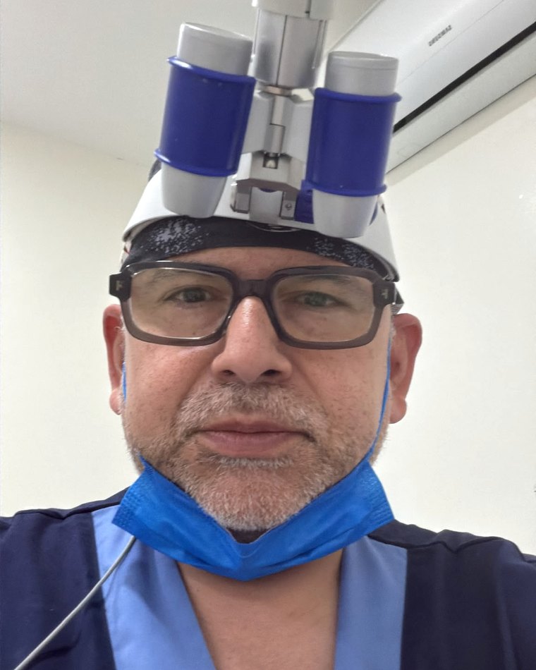 Dr. Armando Jaime con equipo de magnificacion