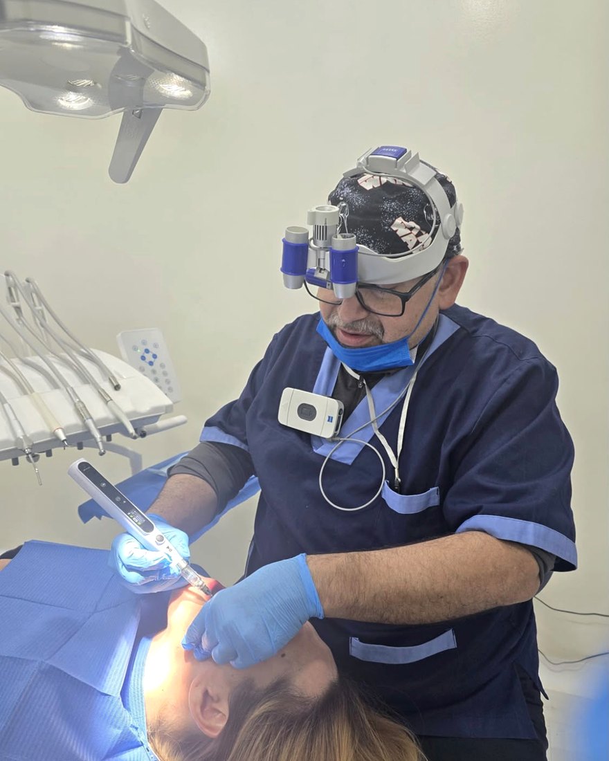 Dr. Armando Jaime trabajando con magnificacion en consulta